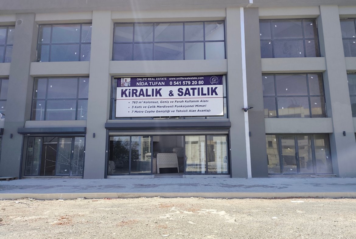 Esenyurt Ödül İstanbul Sitesi Sanayi Caddesi Üzerinde Üç Katlı Kiralık Emsalsiz Dükkan