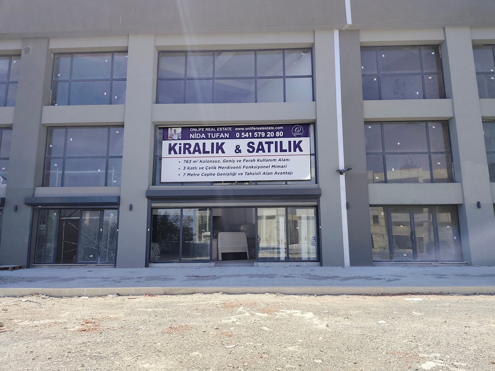 11111 Esenyurt Ödül İstanbul Sitesi Sanayi Caddesi Üzerinde Üç Katlı Kiralık Emsalsiz Dükkan
