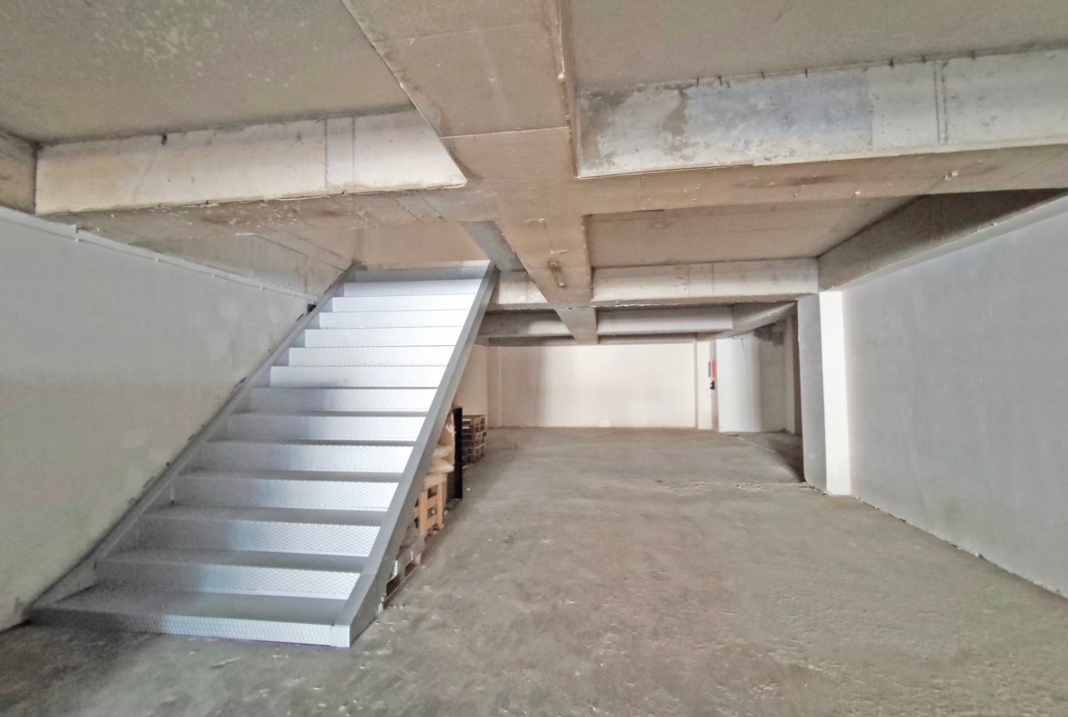 Esenyurt Ödül İstanbul Sitesi Sanayi Caddesi Üzerinde Üç Katlı Kiralık Emsalsiz Dükkan