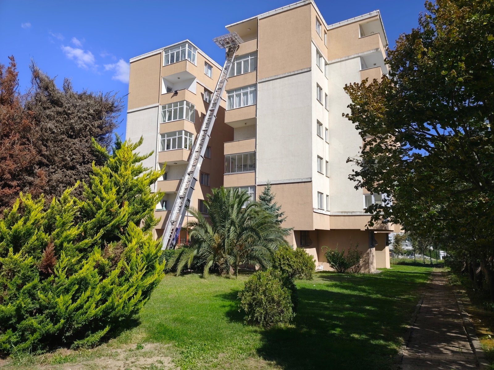 IMG_20261004_141518 Beylikdüzü Adnan Kahveci Mahallesi Onurkent Sitesi 4+1 Giriş Kat Satılık Daire